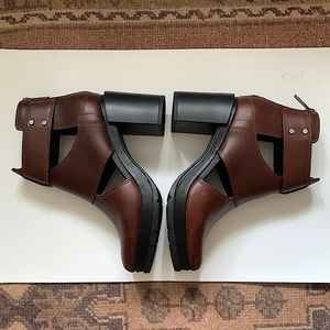 Sorel Margo Cut Out Zip up ankle booties. Brown leather, black sole, size 7.